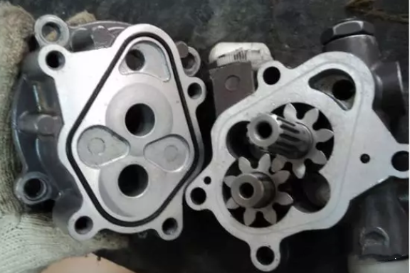 挖掘機先導(dǎo)泵壓力怎么調(diào)解？